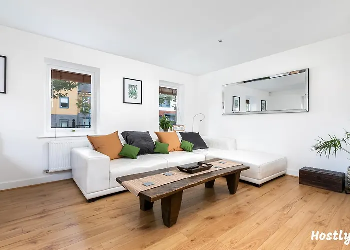 Elephant Court - Comfortable, Spacious House With Parking